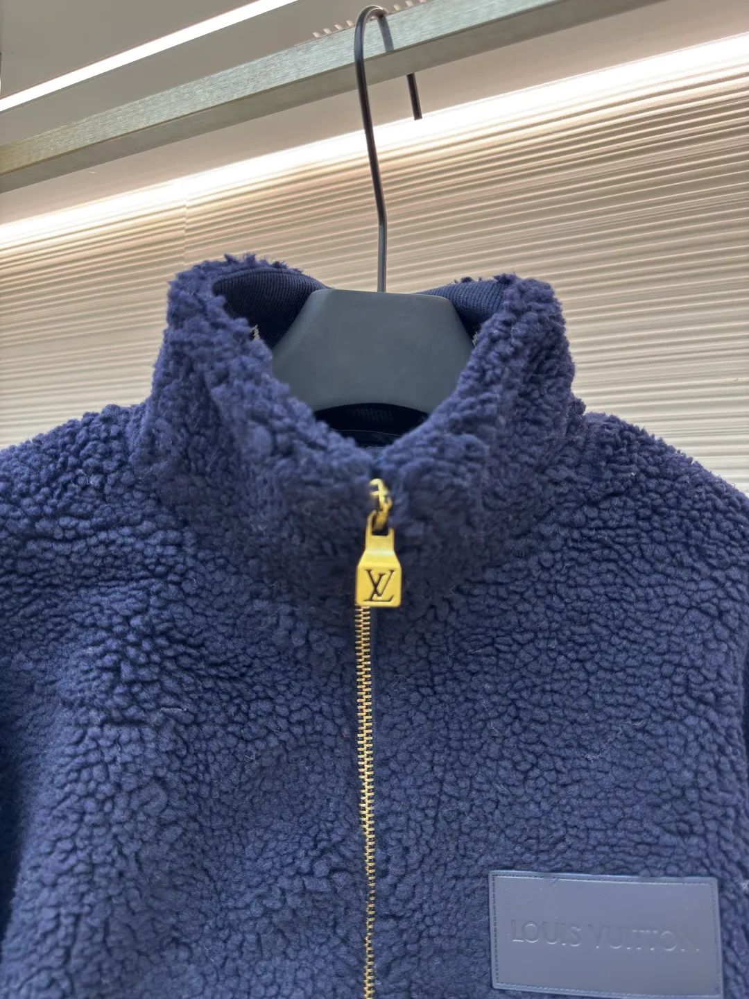 LOUIS VUITTON Teddy sheep wool blended suede tunic jacket ●Authentic product: Purchased and developed for 14999 ●Item number: 1680677-B70 ●Fabric: Lamb wool fabric ●Technology: Positioned cutting machine ●Version: Fitted version ●Weight: about 875 grams ●Size: S-M-L-XL ●Description: Made of high-quality lamb wool fabric, the fluff is fine and soft, rich to the touch, the fluff is tight and even, not easy to shed, ensuring the quality and durability of the jacket; the collar adopts a stand-up collar design, which has been treated with special technology to be stiff and stylish, which can protect the neck from cold wind; the brand on the zipper head The logo is exquisite and compact, adding to the beauty of the details; the brand leather patch on the left chest is made of high-quality material, and the embossed brand logo is clear and three-dimensional, with full texture, which enhances the recognition and high-end sense of the jacket; during the sewing process, the stitches are fine and even, especially the splicing of the lamb wool fabric, which is smooth and firm. The overall wiring is straight and delicate, the fabric is comfortable and soft, and the color is consistent without color difference. It can be matched with the same style to create a fashionable look and control various occasions. Customized accessories, complete with three standards, same style for men and women!